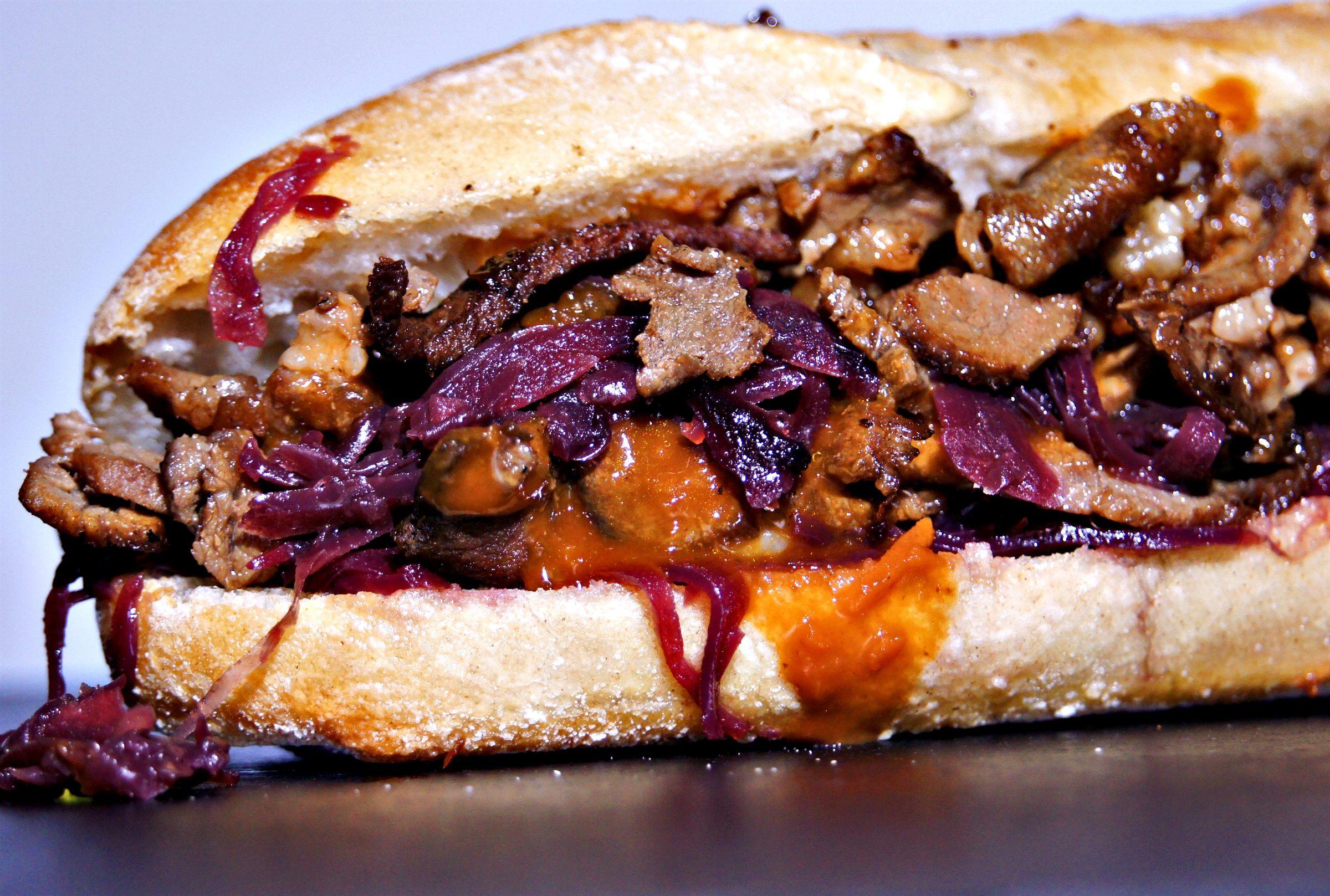 Bayrisches Cheesesteak mit Blaukraut vom Munix Foodtruck fuer die Weihnachtsfeier