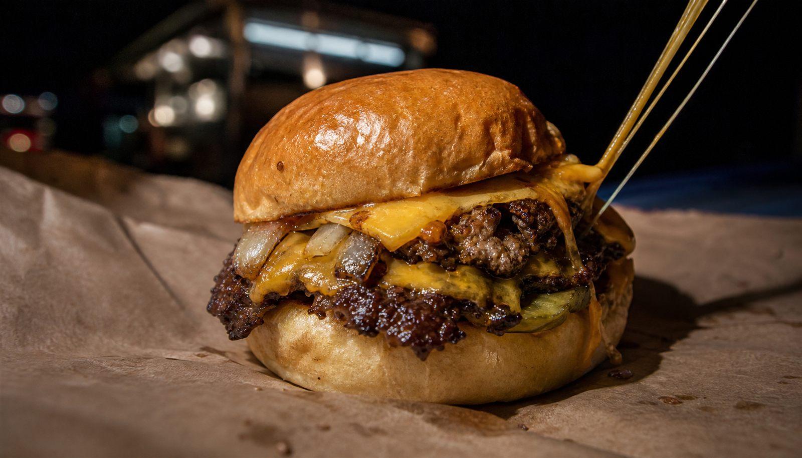 Smash Burger am Abend vor dem beleuchteten Foodtruck