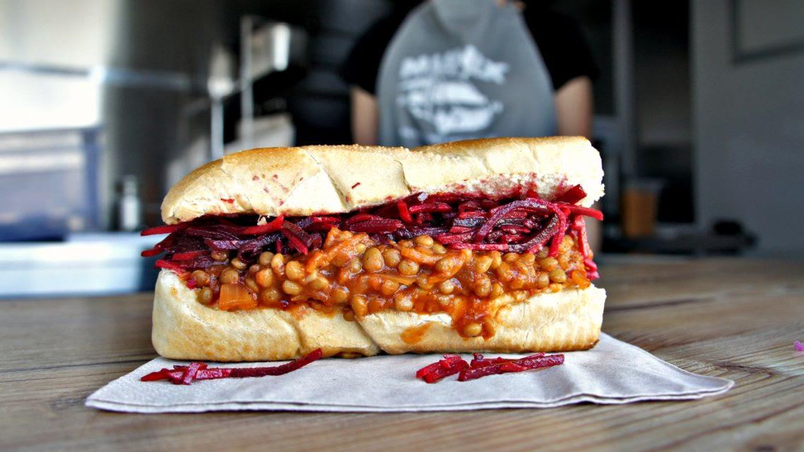 Sloppy Jane: Softbaguette mit Linsen in Tomatensauce und Beet Slaw, frisch am Truck